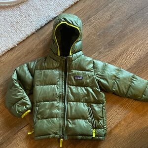 Boys Patagonia puffer winter jacket, green down filled  size 4T